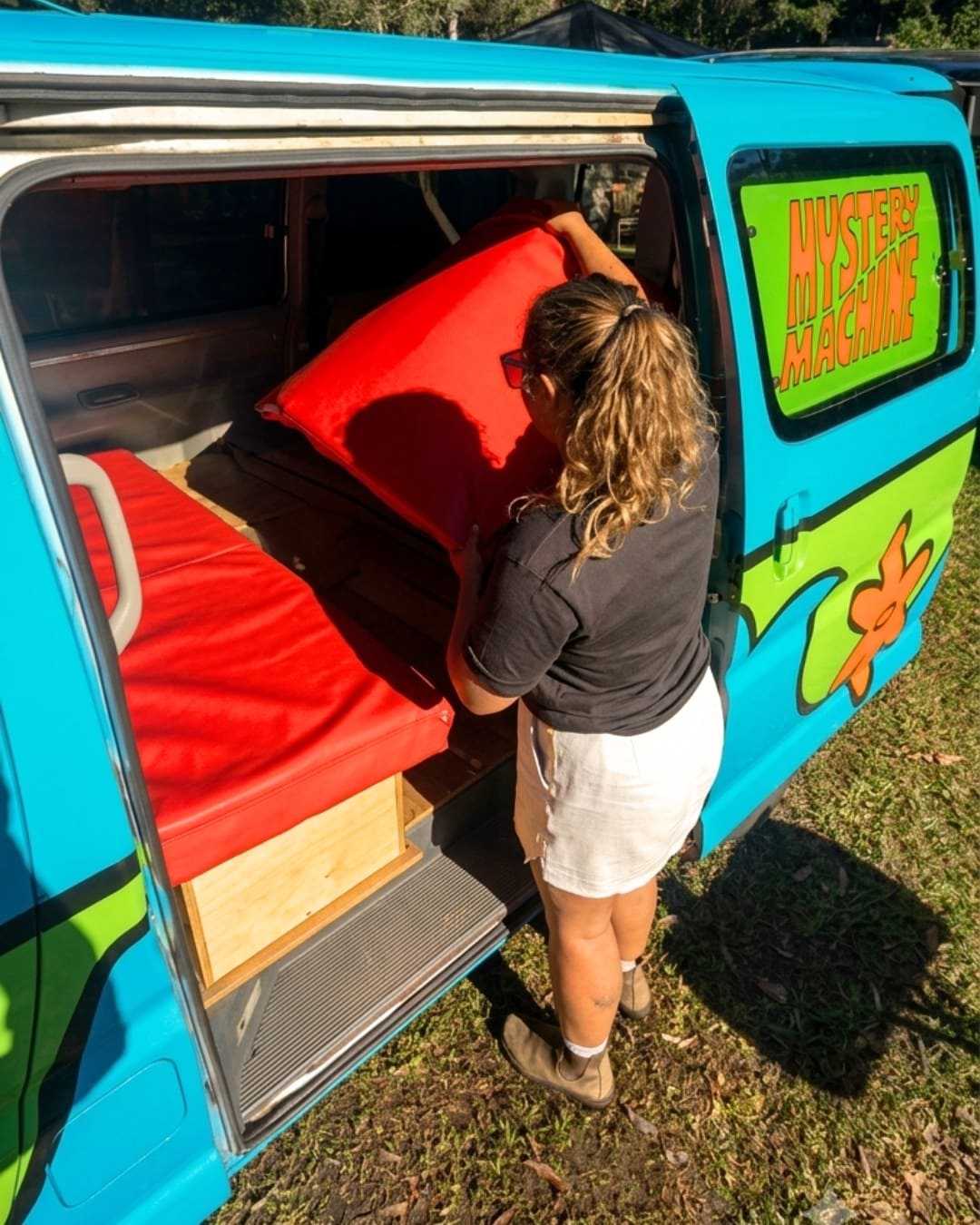 Mystery Machine bed set up